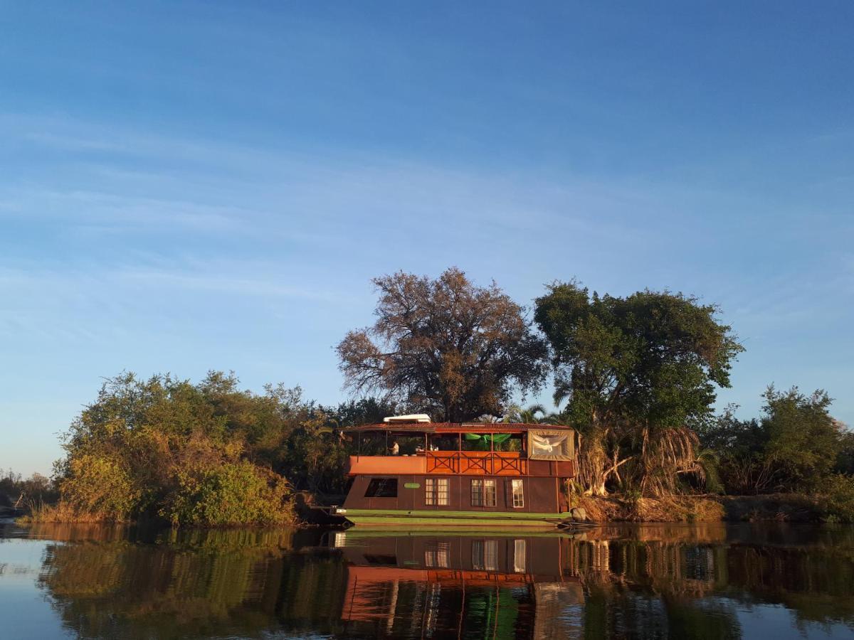 Kubu Queen Houseboat Hotel Shakawe Exterior photo